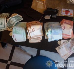 На Закарпатті поліція викрила угруповання, що займалося підробкою та збутом фальшивих грошей (фото, відео)