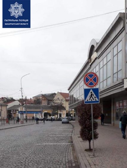 Поліція вимагає видалити «намальовану» ужгородськими чиновниками платну парковку (фото)