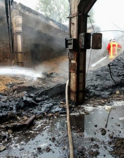 Хустські рятувальники ліквідували пожежу в цеху із виготовлення паливних брикетів