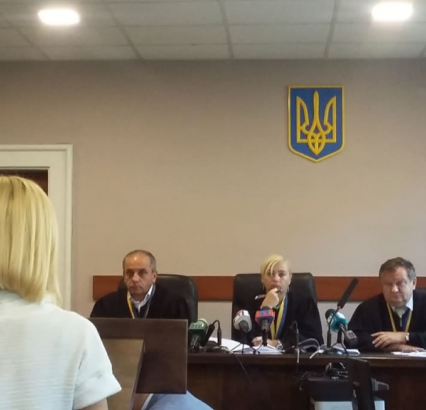 Коли не працюють суди і прокуратура: в Ужгороді громада вимагає звільнення корумпованої чиновниці