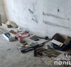 На Мукачівщині у помешканні фігуранта злочину поліцейські вилучили зброю та боєприпаси (фото)