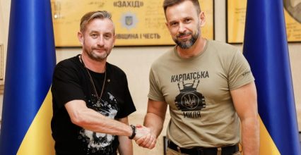 Відомий український письменник Сергій Жадан зустрівся в Ужгороді з головою ОВА Віктором Микитою