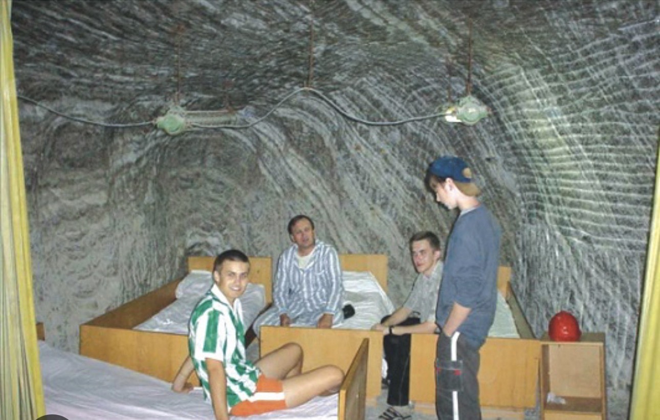 «Consumor aliis inserviendo — Служачи іншим, згораю сам»